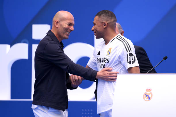 Mbappe chính thức ra mắt Real Madrid, hoành tráng không kém Ronaldo - Ảnh 3.