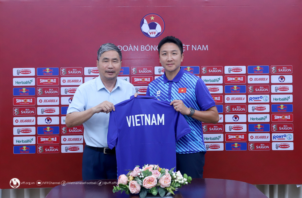 Tin nóng bóng đá Việt 3/7: HLV Kim Sang Sik bất ngờ có thêm trợ lý, U16 Việt Nam đá trận tranh hạng ba bằng đội hình hai - Ảnh 1.