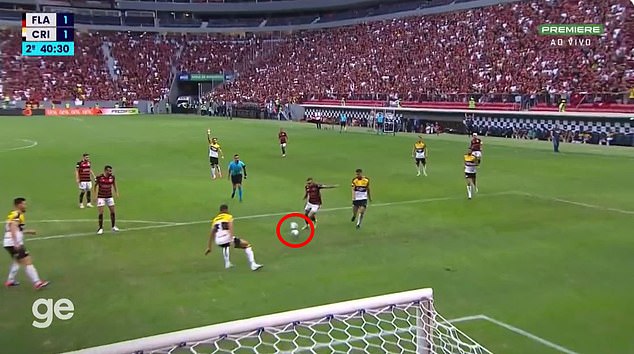 Độc lạ bóng đá Brazil: penalty được trao sau một tình huống 'kỳ lạ nhất lịch sử'  - Ảnh 3.