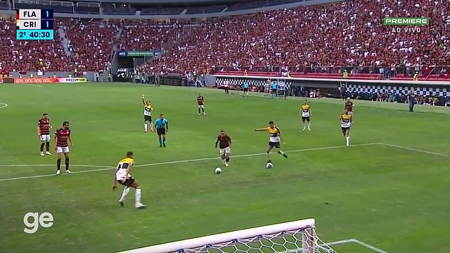 Độc lạ bóng đá Brazil: penalty được trao sau một tình huống 'kỳ lạ nhất lịch sử'  - Ảnh 2.