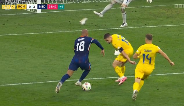 Giày bay vào sân ở EURO, khiến thủ môn Romania phân tâm và bị thủng lưới - Ảnh 2.