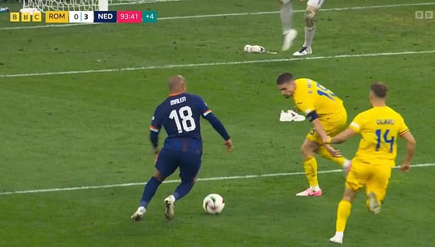Giày bay vào sân ở EURO, khiến thủ môn Romania phân tâm và bị thủng lưới - Ảnh 3.