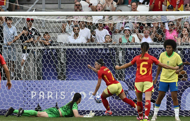 Bóng đá nữ Olympic 2024: Brazil sụp đổ bởi thẻ đỏ của tượng đài Marta, Canada 'thoát hiểm' ngoạn mục - Ảnh 2.