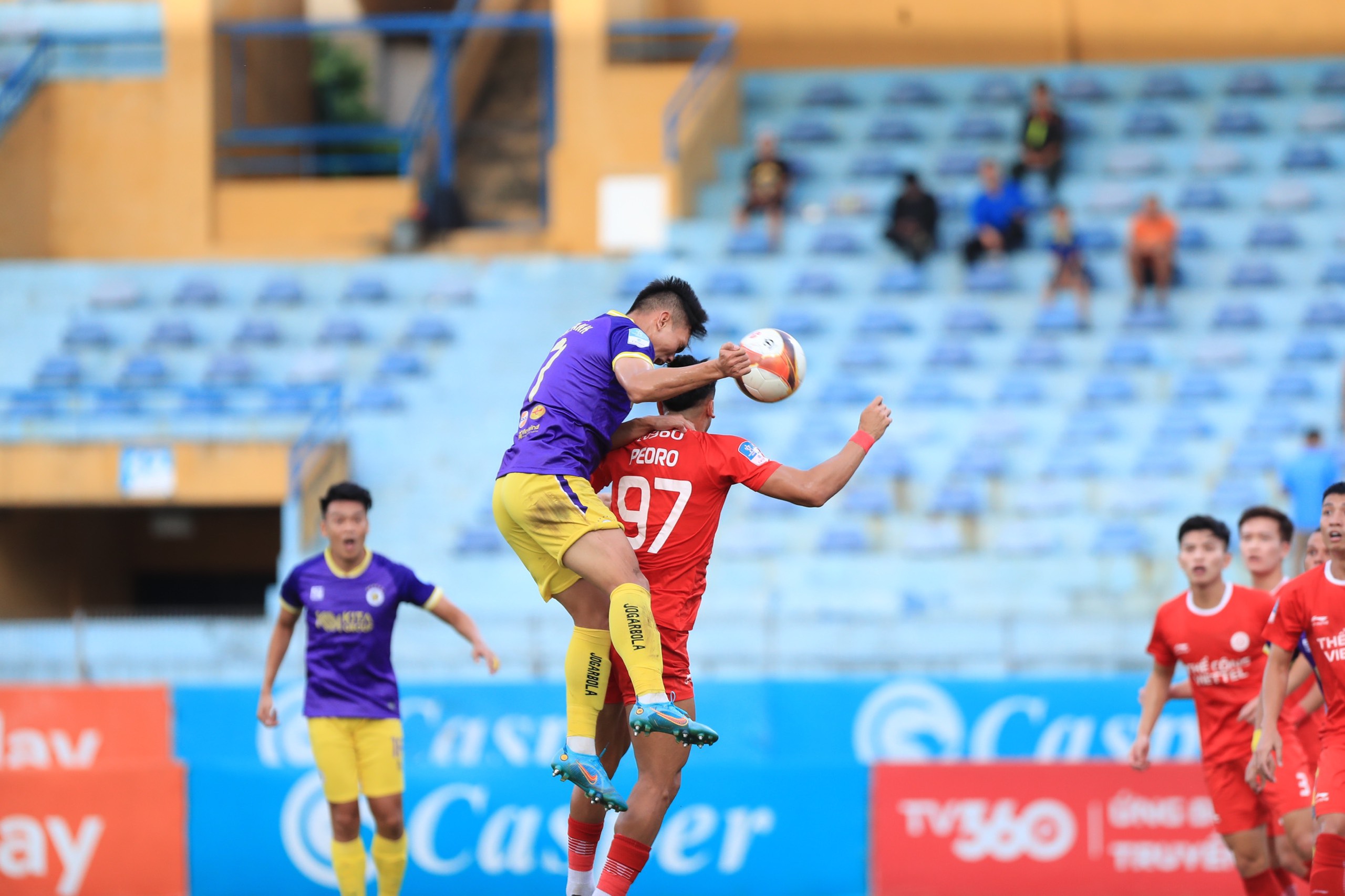Tin nóng bóng đá Việt 5/7: HLV Nhật Bản lo phải đá trên mặt sân xấu, Thể Công Viettel chỉ giữ lại một ngoại binh - Ảnh 2.