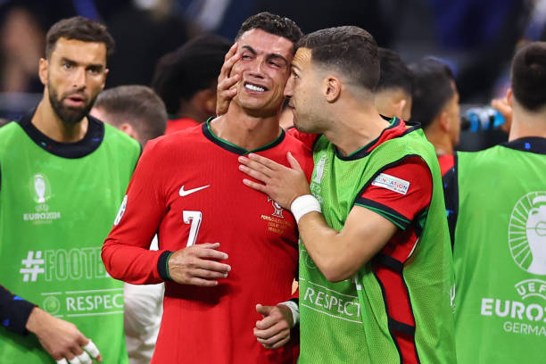 Ronaldo khóc như mưa ở trận gặp Slovenia khiến đồng đội phải an ủi