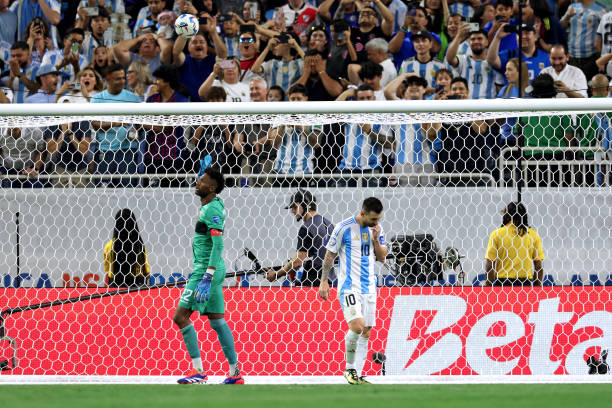 Messi đá hỏng 11m, Argentina giành vé đi tiếp kịch tính sau 2 pha cản penalty xuất thần của thủ môn - Ảnh 2.