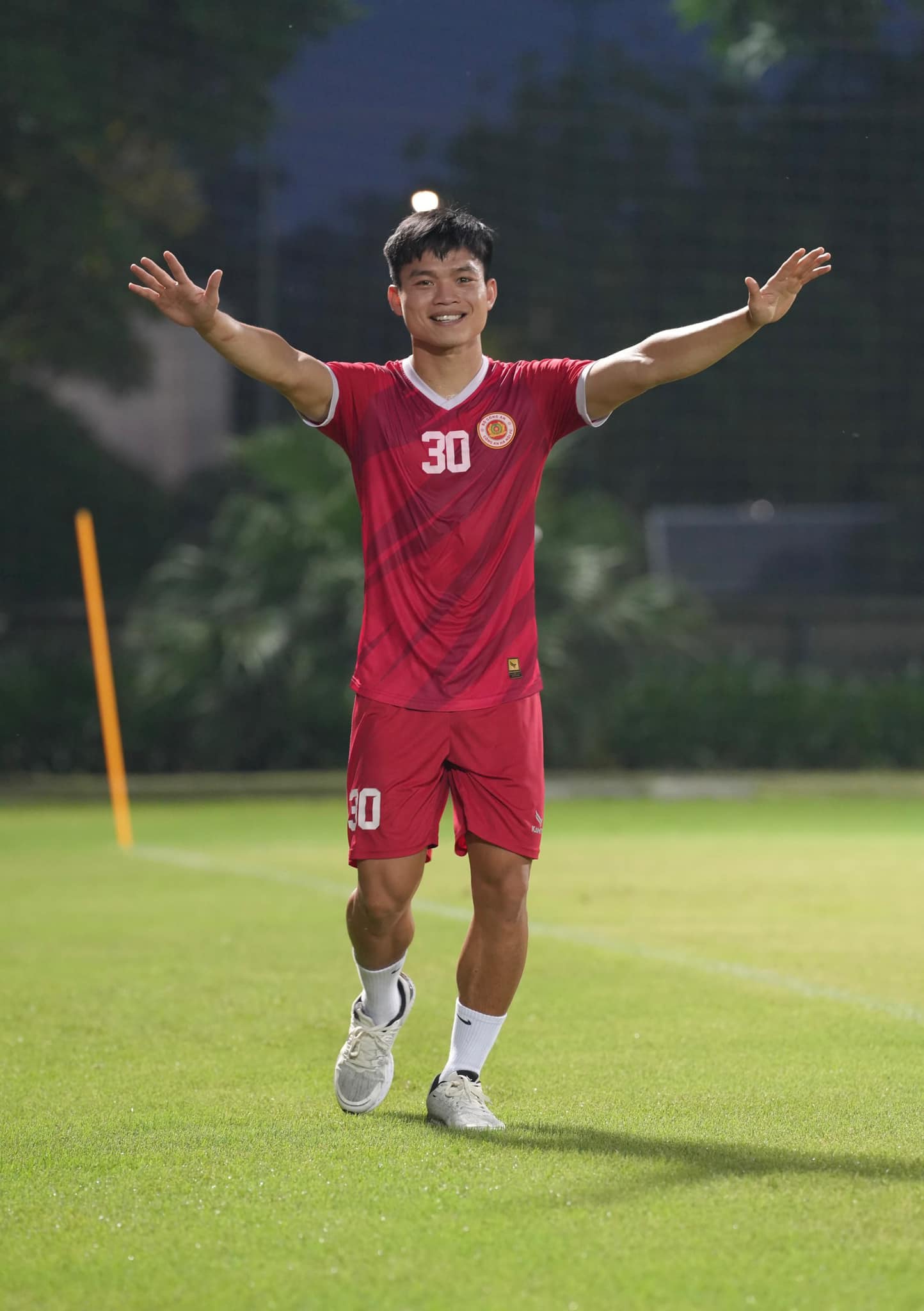 Tin nóng bóng đá Việt 6/7: Chốt VAR và trọng tài ngoại cho trận play-off, SLNA gọi sao U23 Việt Nam về từ CAHN - Ảnh 3.