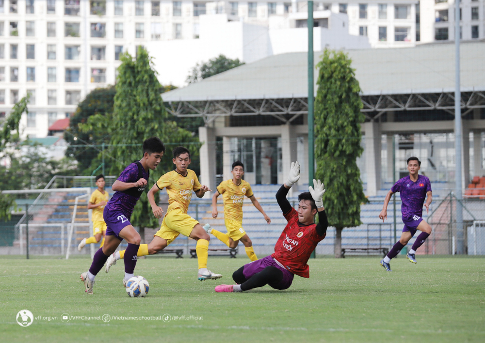 Tin nóng bóng đá Việt 6/7: Chốt VAR và trọng tài ngoại cho trận play-off, SLNA gọi sao U23 Việt Nam về từ CAHN - Ảnh 1.