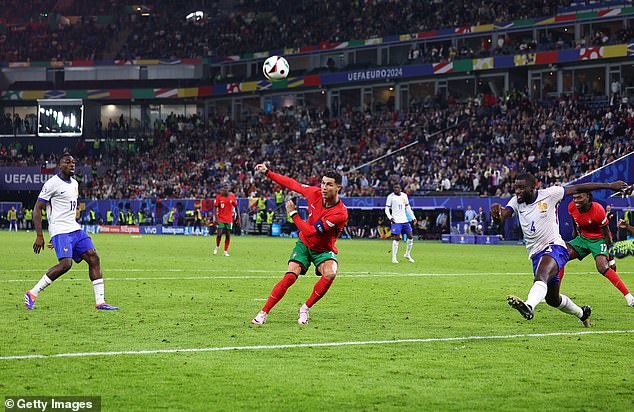 Tin nóng EURO ngày 6/7: Ronaldo bị chỉ trích 'vô hại', Kante lập kỷ lục sau khi Pháp loại Bồ Đào Nha - Ảnh 1.