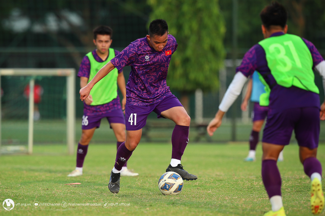 Thêm Việt kiều Séc, U19 Việt Nam đủ ‘binh hùng tướng mạnh’ chờ đợi thử thách tại giải Đông Nam Á - Ảnh 1.