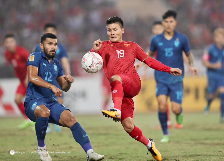 Tin nóng bóng đá Việt 10/7: Đội tuyển Việt Nam đối đầu Thái Lan trước AFF Cup, Hoàng Đức không xuất ngoại - Ảnh 1.