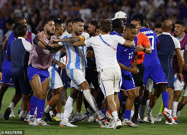 Cầu thủ Pháp và Argentina 'hỗn chiến' sau tứ kết Olympic, cảnh sát phải vào cuộc - Ảnh 3.