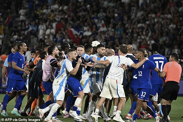 Cầu thủ Pháp và Argentina 'hỗn chiến' sau tứ kết Olympic, cảnh sát phải vào cuộc - Ảnh 4.