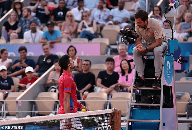 Djokovic bị la ó vì tranh cãi với trọng tài, vẫn bình tĩnh giành vé vào chung kết đơn nam Olympic 2024 - Ảnh 1.