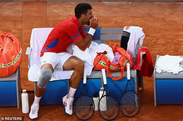 Djokovic bị la ó vì tranh cãi với trọng tài, vẫn bình tĩnh giành vé vào chung kết đơn nam Olympic 2024 - Ảnh 2.