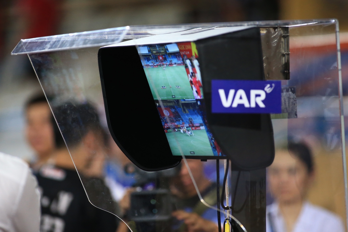 VAR ‘phủ khắp’ 7 sân đấu V-League 2024/25 - Ảnh 1.