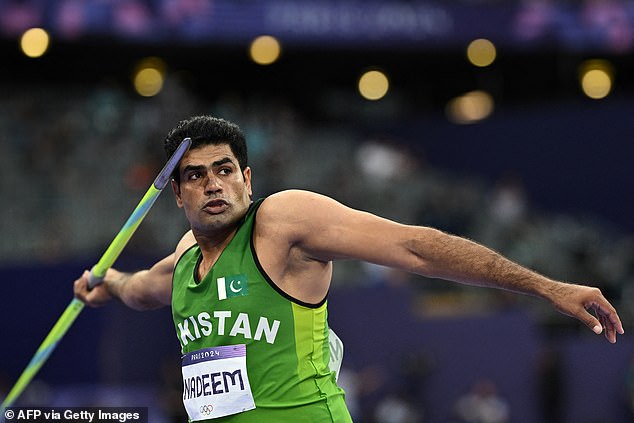 'Người hùng' Pakistan phá kỷ lục Olympic môn ném lao với cú ném cực khủng gần 100m - Ảnh 1.