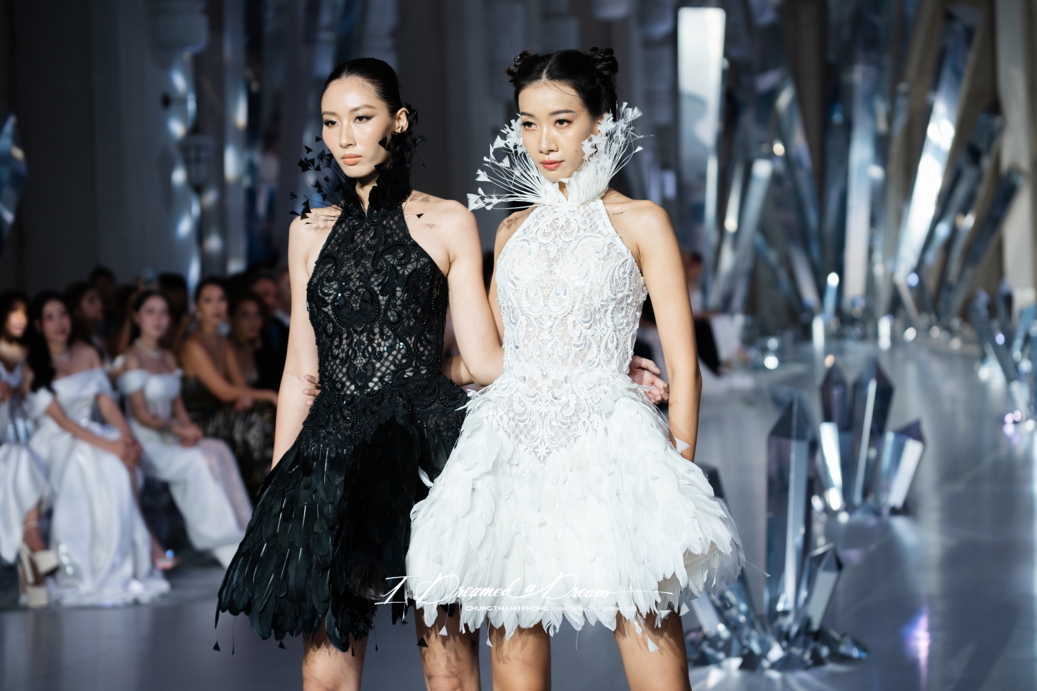 Vogue Singapore khen ngợi BST Haute Couture của NTK Chung Thanh Phong  - Ảnh 3.