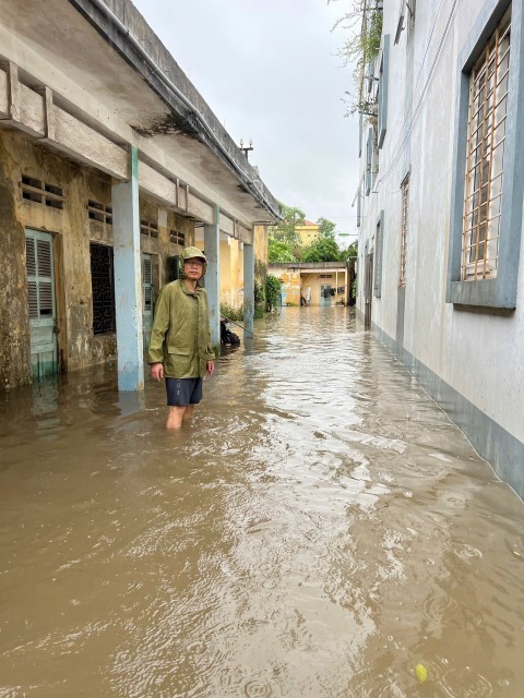 Hà Nội: Mưa lớn làm tràn bờ bao ở nhiều huyện, sẵn sàng sơ tán người dân đến nơi an toàn - Ảnh 2.