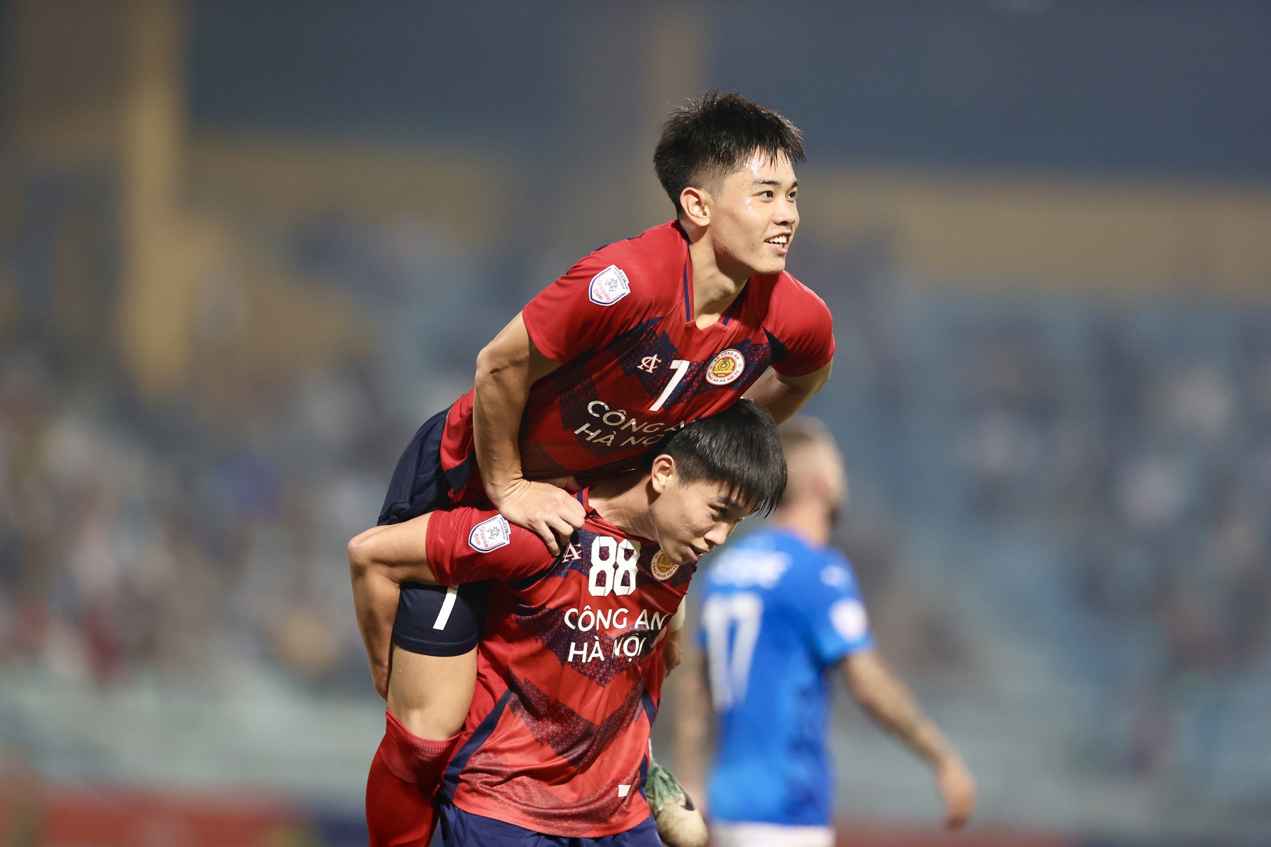 Tin bóng đá tối 22/11: Đại gia V.League bị AFC phạt nặng; U22 Việt Nam nhận 'món quà' từ Thái Lan?