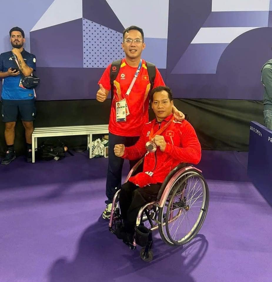 Lực sỹ cử tạ Việt Nam nói lời chân tình sau khi giành huy chương đồng Paralympic 2024 - Ảnh 2.