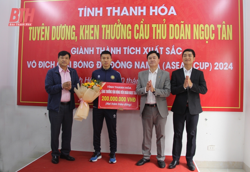 Cầu thủ Doãn Ngọc Tân được vinh danh sau chức vô địch ASEAN Cup 2024 - Ảnh 4.