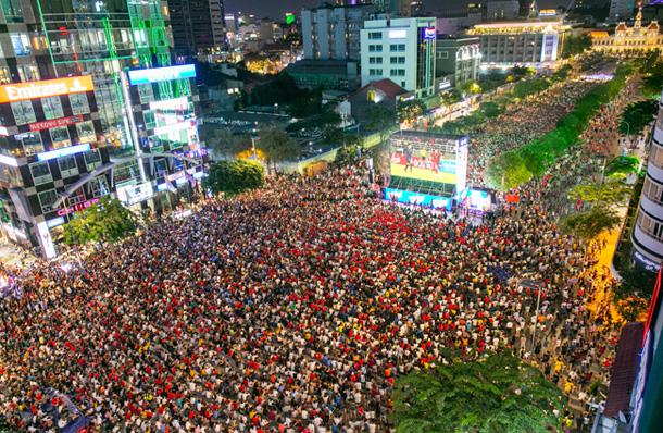 Hợp tác cùng 2 CLB Ngoại hạng Anh trong năm 2024, Tiger Beer đánh dấu hành trình rực rỡ hơn 30 năm đồng hành cùng người hâm mộ bóng đá - Ảnh 3.