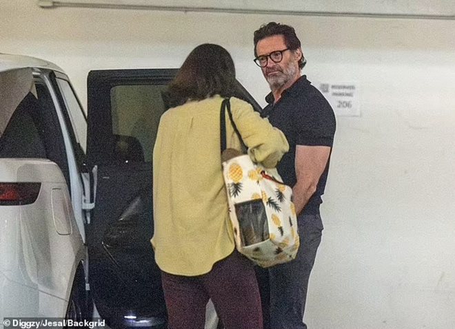 &quot;Người Sói&quot; Hugh Jackman và Sutton Foster không thể rời nhau trong loạt ảnh khóa môi đầy đam mê - Ảnh 7.