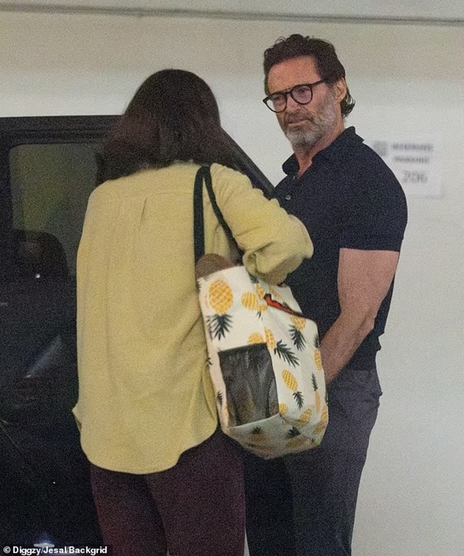 &quot;Người Sói&quot; Hugh Jackman và Sutton Foster không thể rời nhau trong loạt ảnh khóa môi đầy đam mê - Ảnh 9.