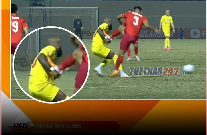 Cầu thủ V-League đạp chân thẳng vào ngực đối thủ nhưng thoát thẻ từ trọng tài FIFA dù VAR đã can thiệp - Ảnh 1.