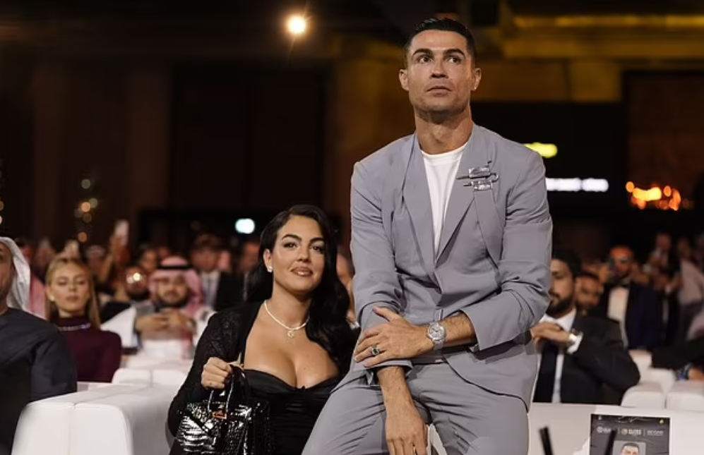 Ronaldo đã làm rộ tin đồn kết hôn với Georgina tại lễ trao giải Globe Soccer Awards