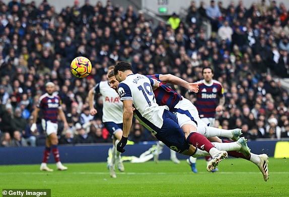 Tottenham thua ngược Newcastle vì bàn thắng gây tranh cãi - Ảnh 1.