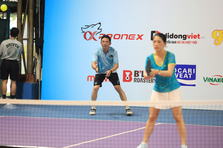 Nỗi uất ức của chị em khi chơi pickleball cùng chồng - Ảnh 1.