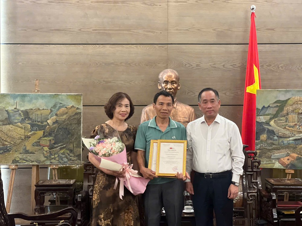 Bảo tàng Mỹ thuật Việt Nam tiếp nhận 9 tác phẩm sơn dầu của họa sĩ Ngô Phương Cúc - Ảnh 1.