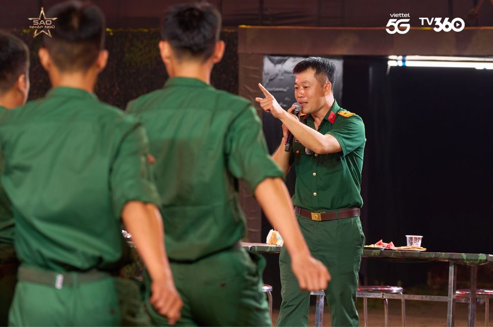 Hòa Minzy, Chi Pu bất ngờ khi Thiếu tá Bùi Trung Kiên hát “Vì nhân dân quên mình”  - Ảnh 2.