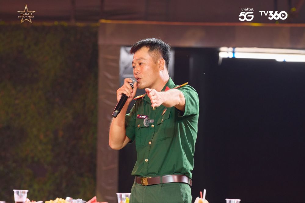 Hòa Minzy, Chi Pu bất ngờ khi Thiếu tá Bùi Trung Kiên hát “Vì nhân dân quên mình”  - Ảnh 3.