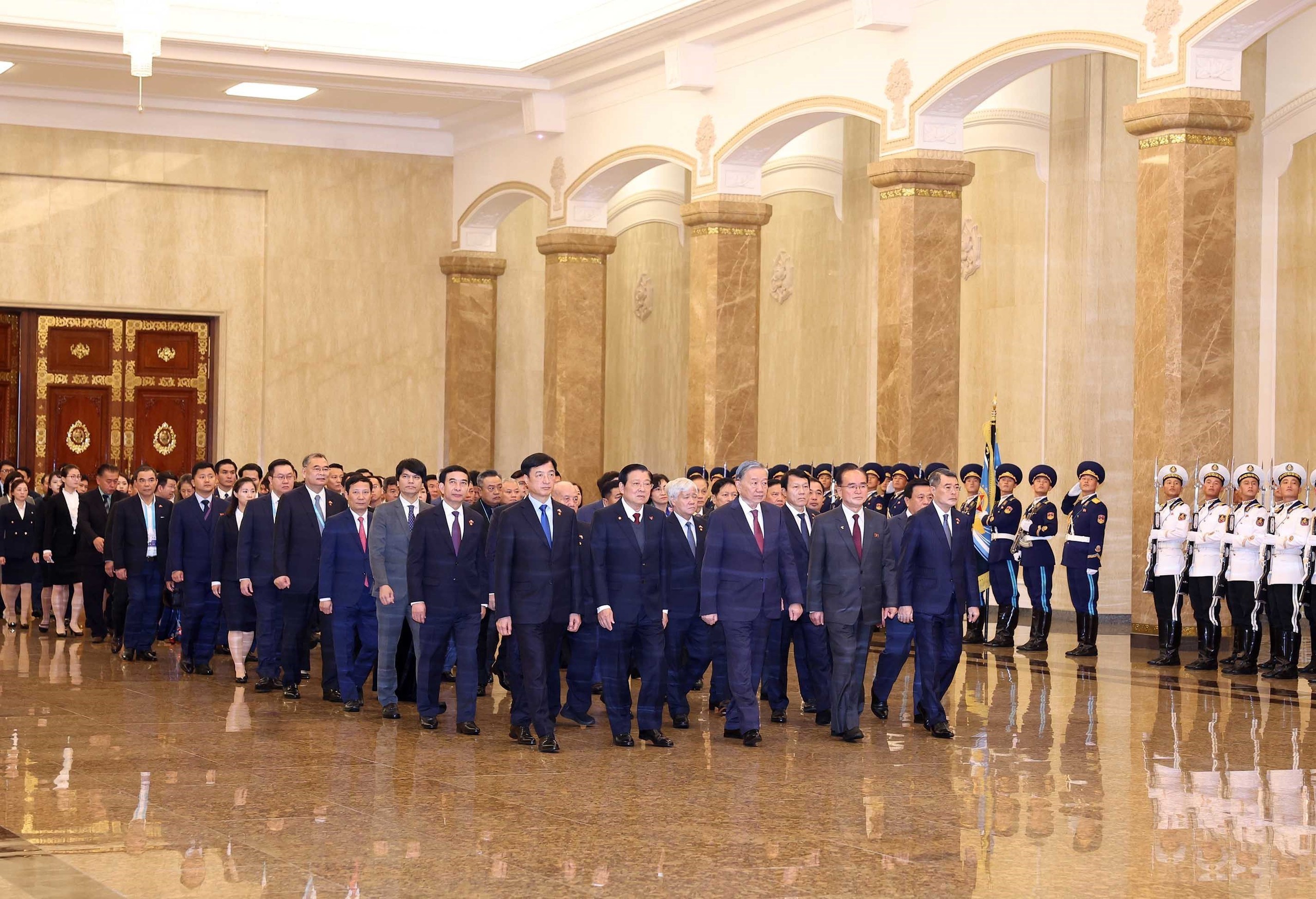 Tổng Bí thư Tô Lâm đặt hoa tưởng nhớ Chủ tịch Kim Nhật Thành, Tổng Bí thư Kim Jong-il - Ảnh 2.