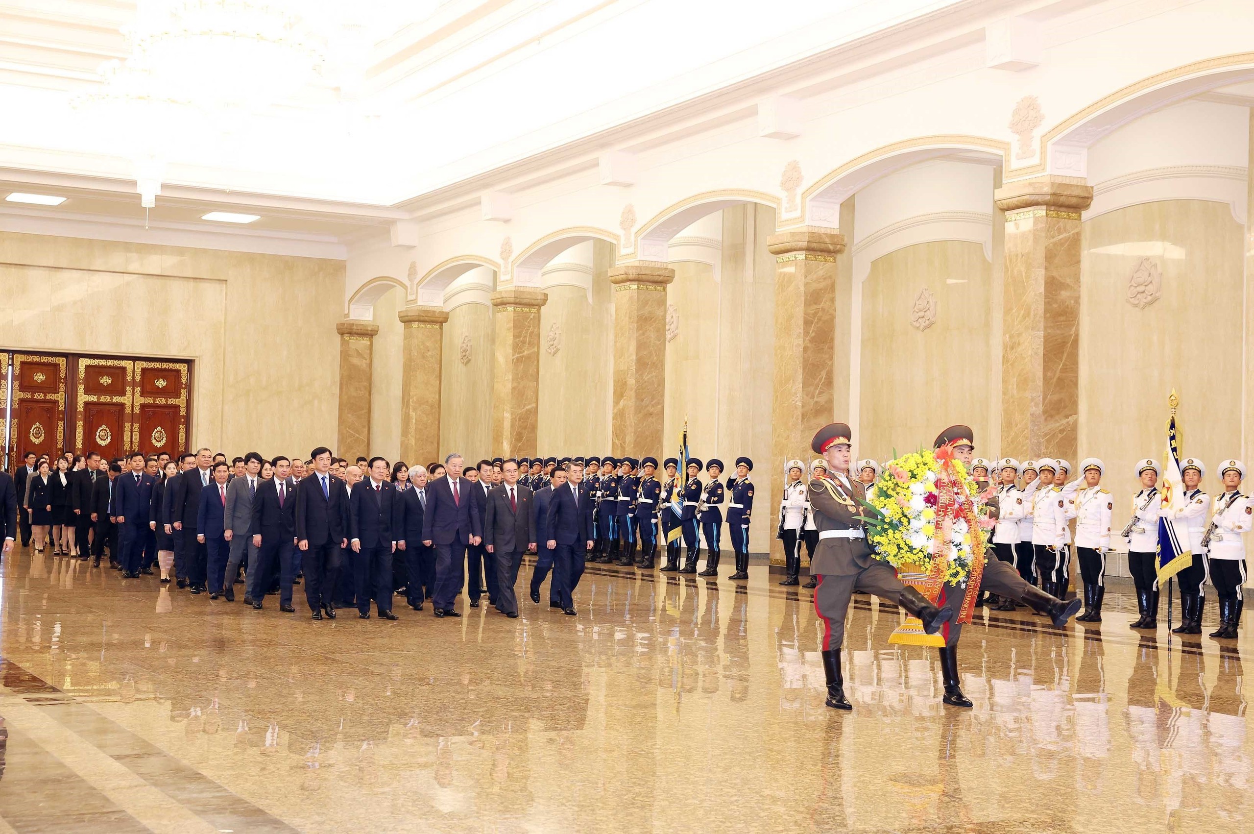 Tổng Bí thư Tô Lâm đặt hoa tưởng nhớ Chủ tịch Kim Nhật Thành, Tổng Bí thư Kim Jong-il - Ảnh 1.