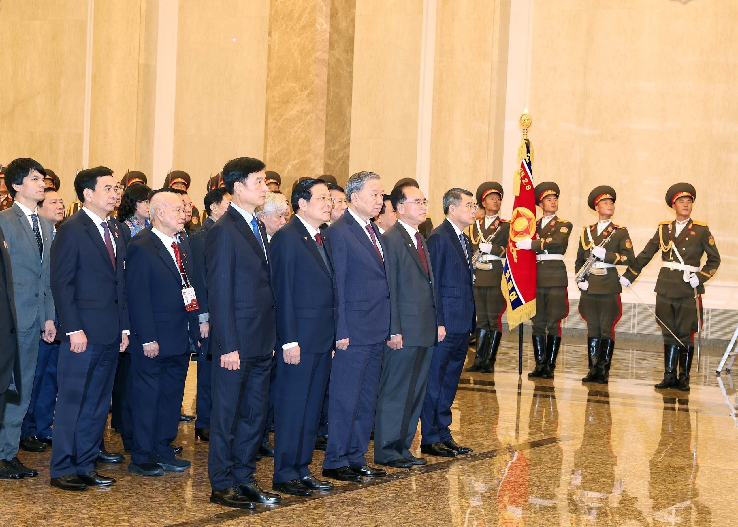 Tổng Bí thư Tô Lâm đặt hoa tưởng nhớ Chủ tịch Kim Nhật Thành, Tổng Bí thư Kim Jong-il - Ảnh 3.