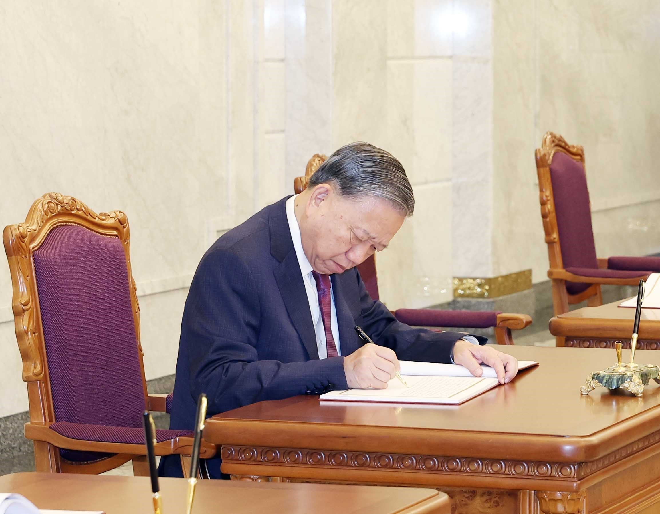 Tổng Bí thư Tô Lâm đặt hoa tưởng nhớ Chủ tịch Kim Nhật Thành, Tổng Bí thư Kim Jong-il - Ảnh 5.