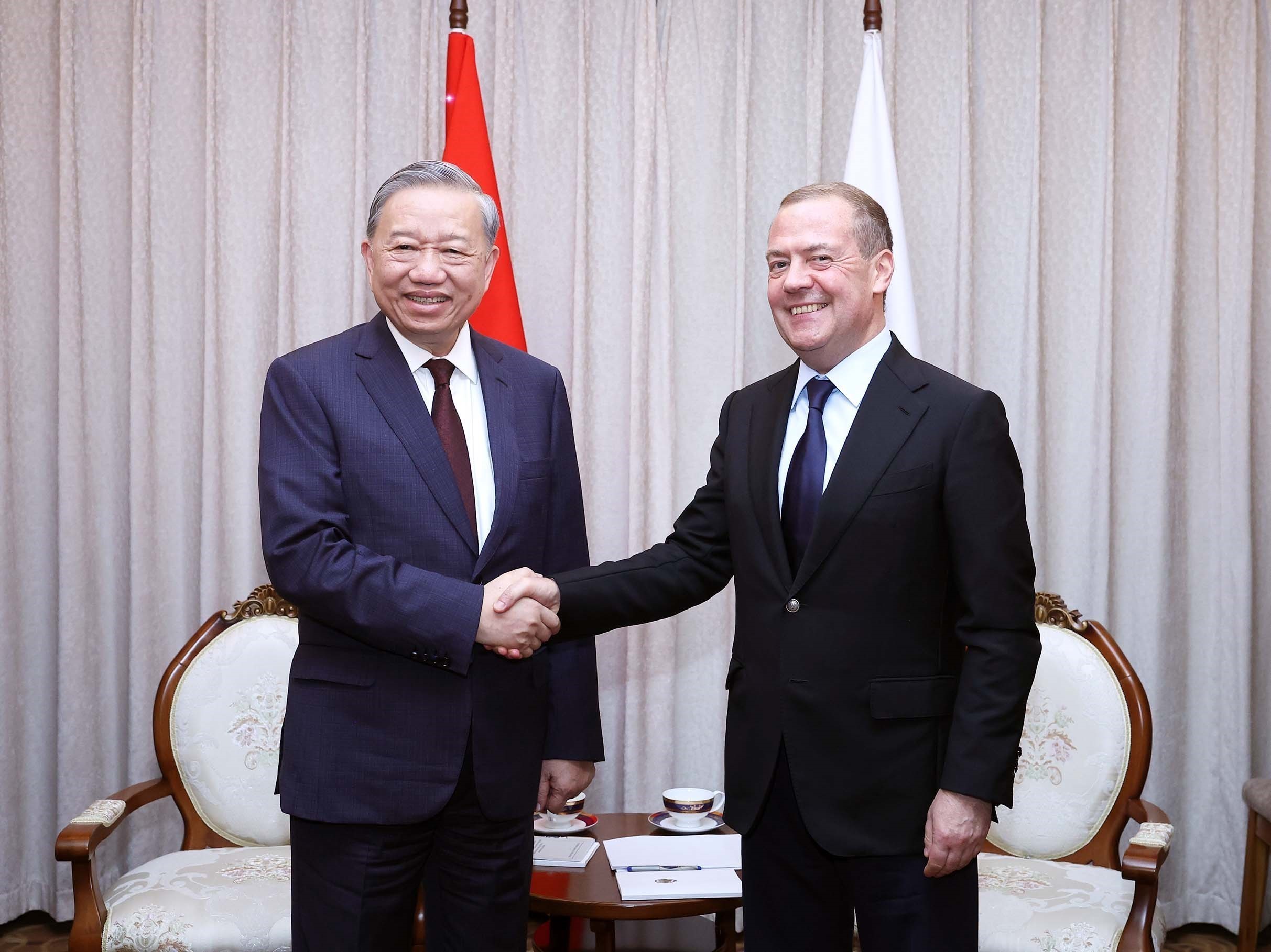 Tổng Bí thư Tô Lâm gặp Chủ tịch Đảng Nước Nga Thống nhất Dmitry Medvedev - Ảnh 2.