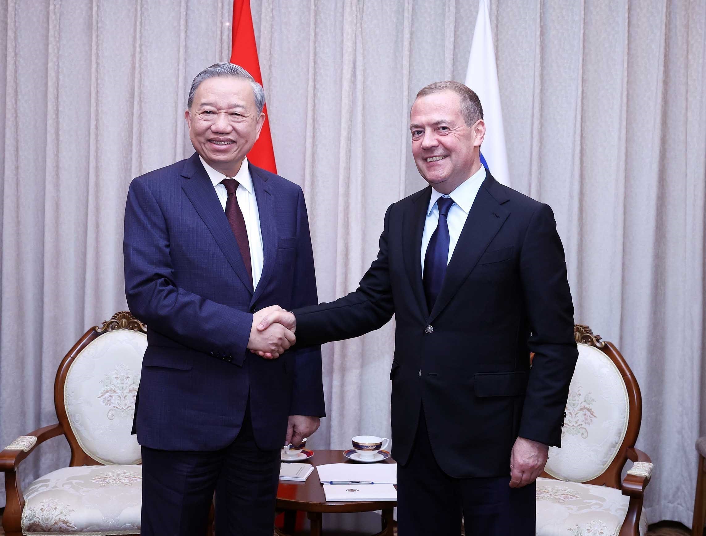 Tổng Bí thư Tô Lâm gặp Chủ tịch Đảng Nước Nga Thống nhất Dmitry Medvedev - Ảnh 1.