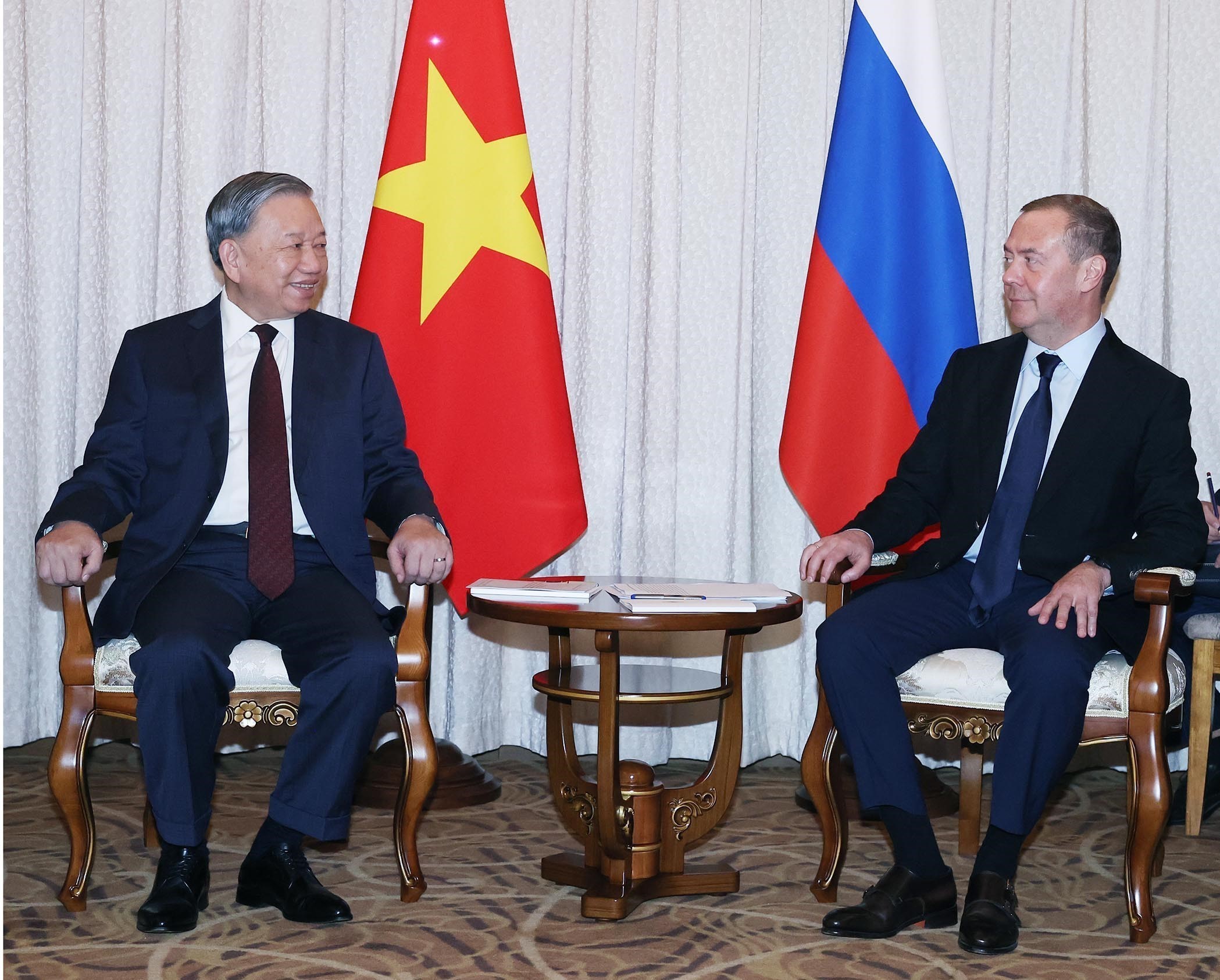 Tổng Bí thư Tô Lâm gặp Chủ tịch Đảng Nước Nga Thống nhất Dmitry Medvedev - Ảnh 3.