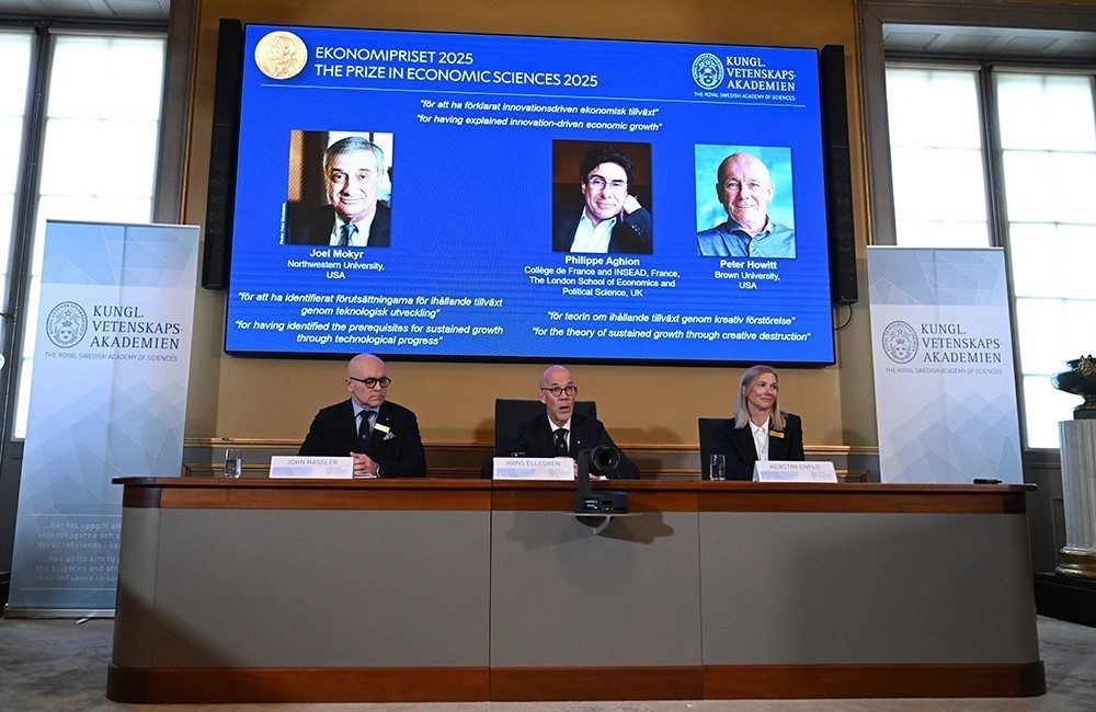 Giải Nobel Kinh tế 2025 và các giải Nobel Kinh tế trong 10 năm gần đây - Ảnh 1.