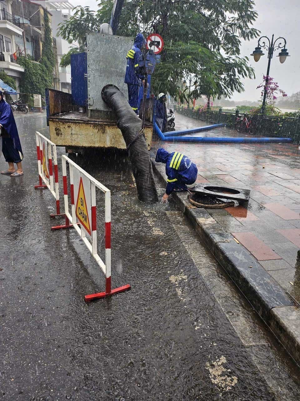 Hải Phòng ngập úng ngập cục bộ sau mưa lớn - Ảnh 8.