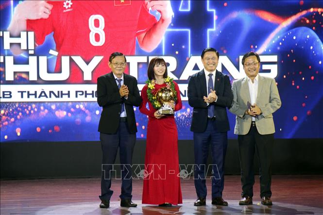 ‘Người không phổi’ của bóng đá Việt Nam giành chức vô địch và QBV sau khi từ giã ĐTQG - Ảnh 2.