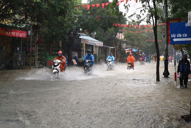 Cảnh báo mưa lớn cục bộ, lốc, mưa lớn cục bộ khu vực từ Quảng Trị đến Khánh Hòa và Nam Bộ - Ảnh 1.
