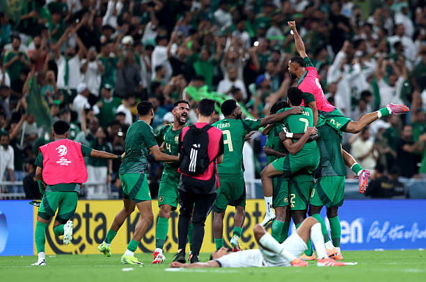 Liên đoàn Bóng đá Saudi Arabia (SAFF) thưởng cho mỗi cầu thủ 1,2 triệu euro – mức thưởng cá nhân được xem là cao nhất lịch sử bóng đá châu Á, sau khi Saudi Arabia giành vé dự World Cup 2026