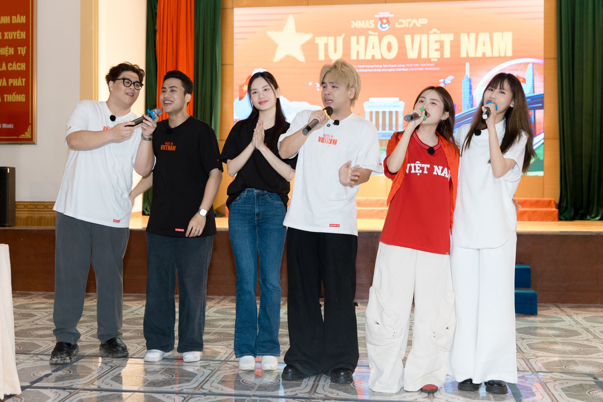 tham-va-giao-luu-bieu-dien-voi-cac-thuong-benh-binh-1760512281135867181877.jpg