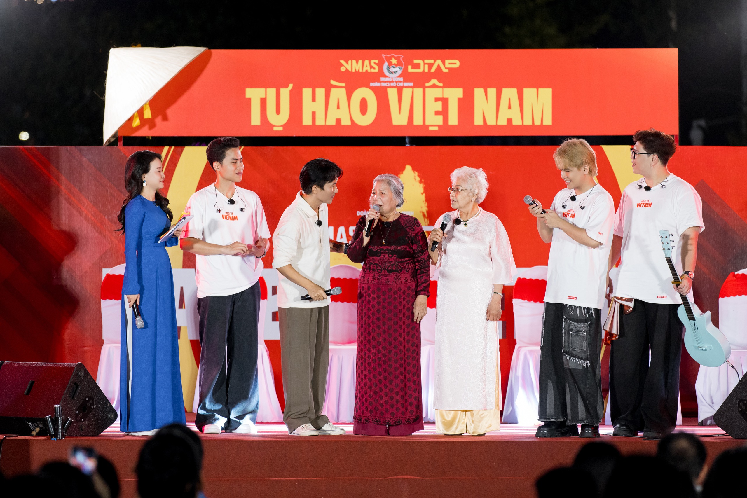 trinh-dien-tai-cong-vien-bo-song-han-17605122811721944633223.jpg